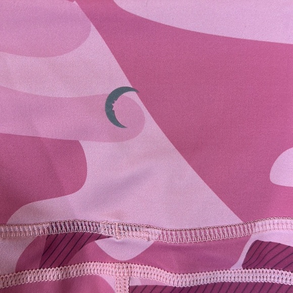 ZYIA LIGHT N TIGHT HIGH WAISTED PINK CAMO CAPRIS 20”LEGGINGS - Picture 6 of 8